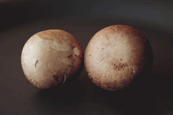 Champignons sur la table en bois matières premières pour la cuisson — Photo