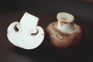 Mantar yemek pişirmek için ahşap masa ham madde üzerinde