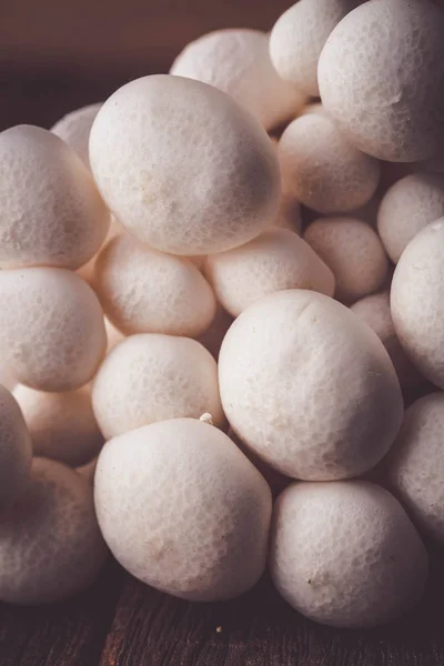 Champignons sur la table en bois matières premières pour la cuisson — Photo