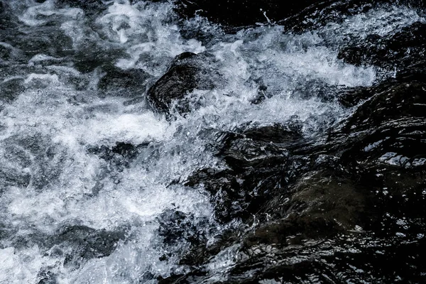 Koyu mavi şelale dalga su arka plan doku soyut