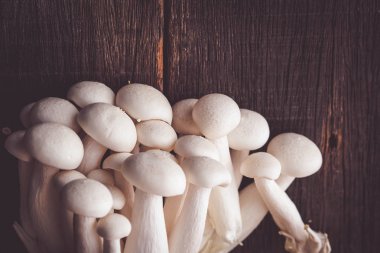 Mantar yemek pişirmek için ahşap masa ham madde üzerinde