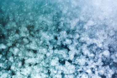 Bokeh 'te noel arkaplanı deseni soyut ışık parıldayan yıldızlar. simli klasik ışık arkaplanı