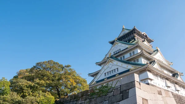 Castillo de Osaka en Osaka con hojas de otoño. Concepto de viaje de Japón — Foto de Stock