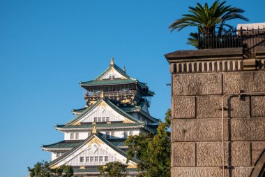 Osaka 'daki Osaka Kalesi' nde sonbahar yaprakları var. Japonya Seyahat Konsepti