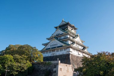 Osaka 'daki Osaka Kalesi' nde sonbahar yaprakları var. Japonya Seyahat Konsepti