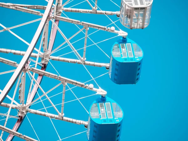 Grande roue sur fond bleu ciel — Photo