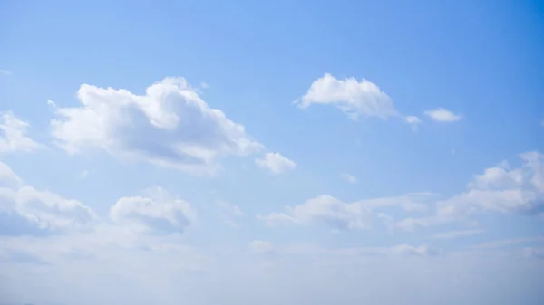 Nuvola su sfondo blu cielo natura per il design — Foto Stock