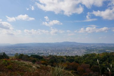 Japonya 'nın Nara şehrindeki güzel Nara dağı. Nara Parkı vahşi hayvan geyiklerini görmek için ünlü bir yerdir.