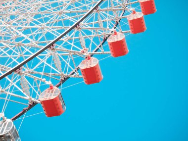 dönme dolap üzerinde mavi gökyüzü arka plan