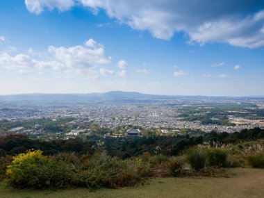 Japonya 'nın Nara şehrindeki güzel Nara dağı. Nara Parkı vahşi hayvan geyiklerini görmek için ünlü bir yerdir.