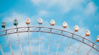 dönme dolap üzerinde mavi gökyüzü arka plan 