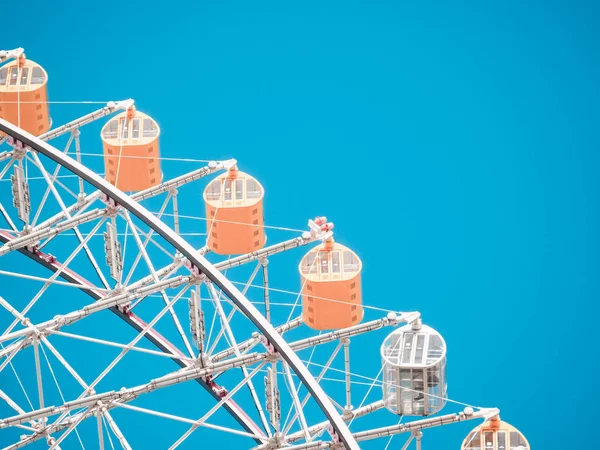 Grande roue sur fond bleu ciel — Photo