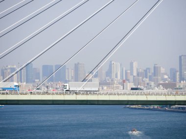 Osaka, Japonya - 11 Kasım 2019: Yükselen şehir manzarası Osaka Japonya 'nın ofisleri kalabalık gökdelenler