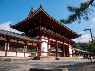 Nara, Japonya - 08 Kasım 2019: Todaiji Tapınağı Japonya 'nın Nara şehrinde bulunan bir Budist tapınak kompleksi..