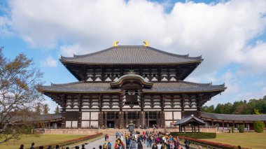 Nara, Japonya - 08 Kasım 2019: Todaiji Tapınağı Japonya 'nın Nara şehrinde bulunan bir Budist tapınak kompleksi..