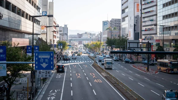 Osaka, Japan - 09 november 2019: Hoogbouw stadsgezicht drukke hemel — Stockfoto