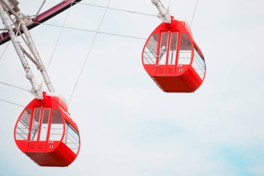 dönme dolap üzerinde mavi gökyüzü arka plan 