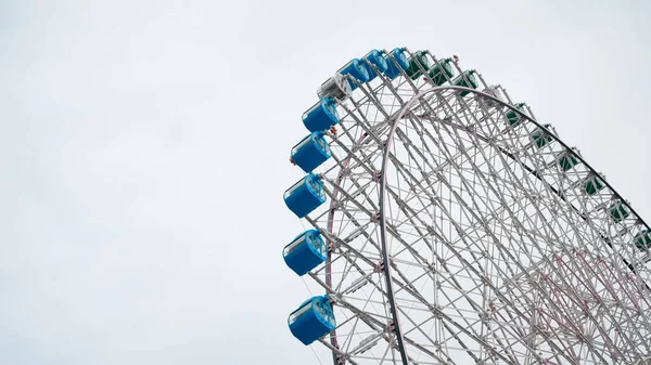 Ferris roda sobre fundo céu azul — Fotografia de Stock