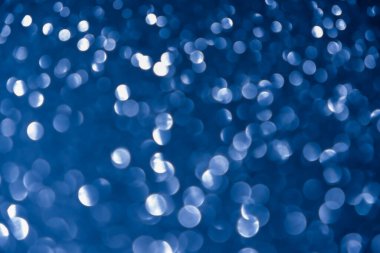 Mavi donanma arka planında, Bokeh 'te gümüş yılbaşı deseni soyut ışık parıldayan yıldızlar parıldıyor. simli klasik ışık arkaplanı