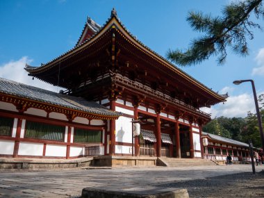Nara, Japonya - 08 Kasım 2019: Todaiji Tapınağı Japonya 'nın Nara şehrinde bulunan bir Budist tapınak kompleksi..