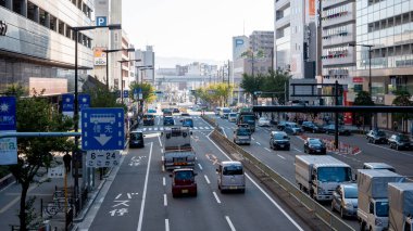 Osaka, Japonya - Kasım 09, 2019: Yükselen şehir manzarası Osaka Japonya 'nın ofisleri kalabalık gökdelenler