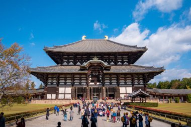 Nara, Japonya - 08 Kasım 2019: Todaiji Tapınağı Japonya 'nın Nara şehrinde bulunan bir Budist tapınak kompleksi..