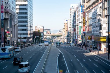 Osaka, Japonya - Kasım 09, 2019: Yükselen şehir manzarası Osaka Japonya 'nın ofisleri kalabalık gökdelenler