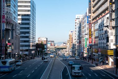 Osaka, Japonya - Kasım 09, 2019: Yükselen şehir manzarası Osaka Japonya 'nın ofisleri kalabalık gökdelenler