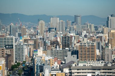 Osaka, Japonya - Kasım 09, 2019: Yükselen şehir manzarası Osaka Japonya 'nın ofisleri kalabalık gökdelenler