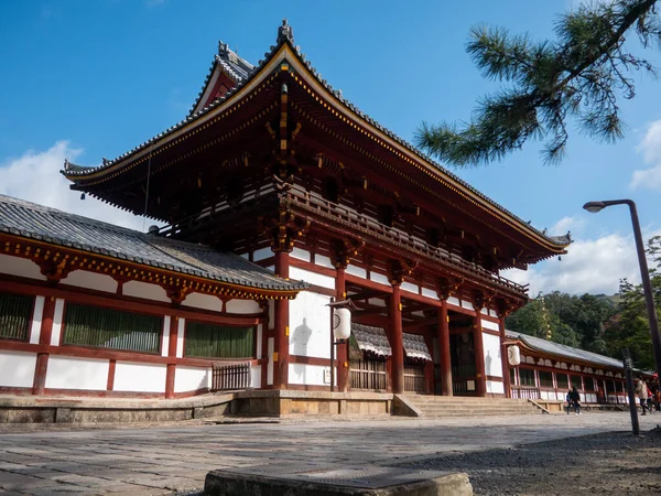 Nara, Japonya - 08 Kasım 2019: Todaiji Tapınağı Japonya 'nın Nara şehrinde bulunan bir Budist tapınak kompleksi..