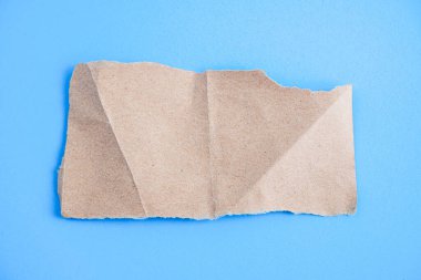 mavi arkaplanlı yırtık kağıt, tasarım için hazır