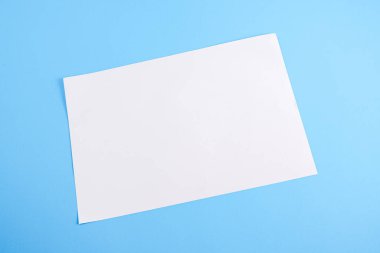 Beyaz yırtık kağıt ile mavi arka plan, tasarım için hazır