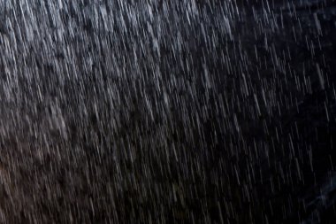 Soyut yağmur dokusu arka planı. arkaplan yağmuru gece ışığında