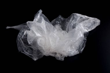 Siyah arkaplanda beyaz plastik torba