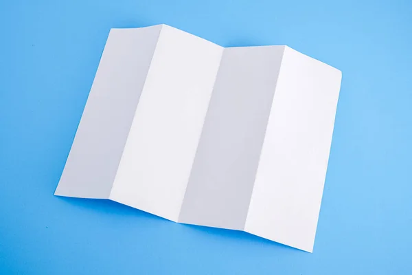 Modelo Dobrar Papel Branco Sobre Fundo Azul — Fotografia de Stock