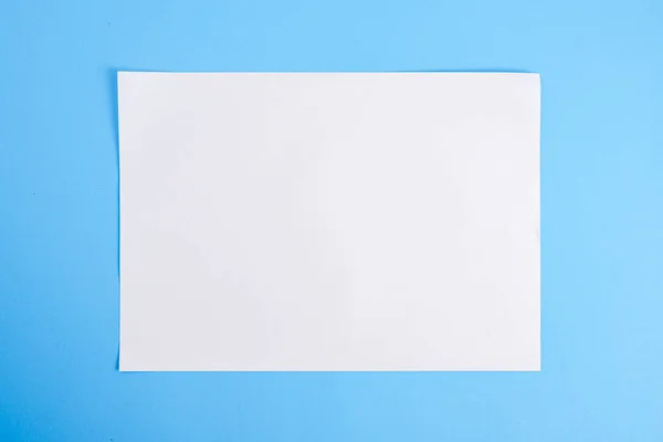 Beyaz Yırtık Kağıt Ile Mavi Arka Plan Tasarım Için Hazır — Stok fotoğraf