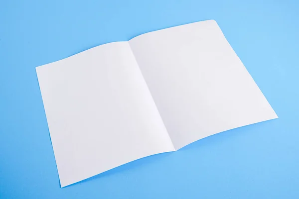 Szablonu Krotnie Biały Papier Niebieskim Tle — Zdjęcie stockowe