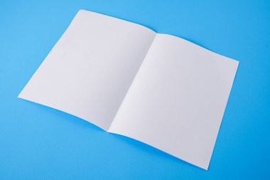 Şablon kat beyaz kağıt mavi arka plan üzerinde