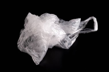 Siyah arkaplanda beyaz plastik torba
