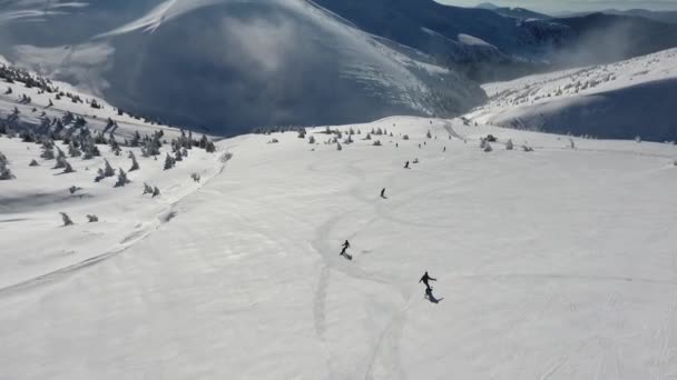 Snowboarders Zijn Naar Beneden Heuvel Van Berg — Stockvideo