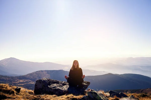 Ragazza Meditare Sulla Vetta Della Montagna — Foto Stock