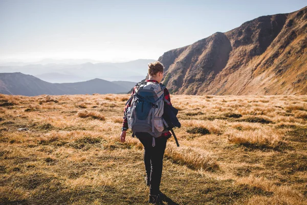 Wandermädchen Fuß Die Berge — Stockfoto