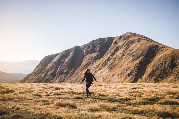 Giovane Ragazza Che Balla Bellissimo Paesaggio Montagna — Foto Stock