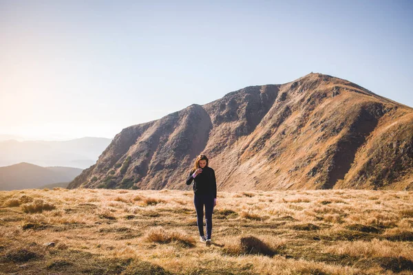 Giovane Ragazza Che Balla Bellissimo Paesaggio Montagna — Foto Stock