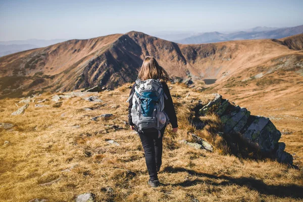 Wandermädchen Fuß Die Berge — Stockfoto