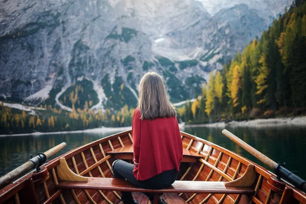 Mädchen Boot Genießt Die Umliegende Bergnatur — Stockfoto