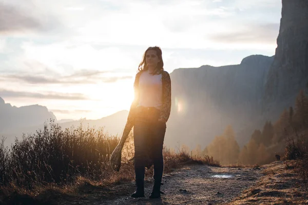 Ragazza Solitaria Tramonto Montagna — Foto Stock