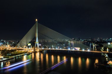 Rama VIII Köprüsü, gece