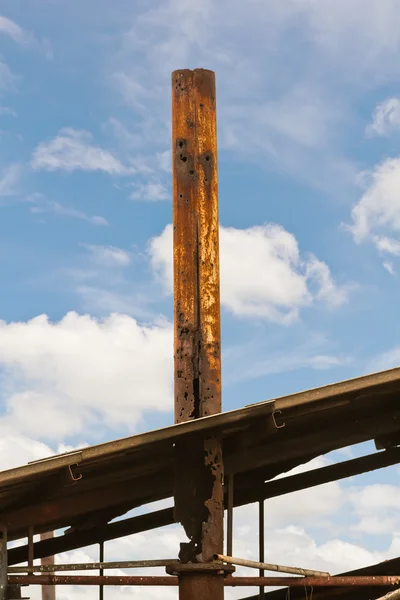 Заброшенный дымоход в голубом небе — стоковое фото
