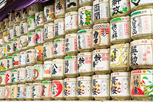 Sammlung von Sake-Fässern — Stockfoto